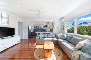 'Highview' Queensland Coastal Charm steps from Beach